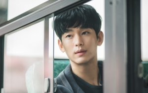 Kim Soo Hyun Pamer Syuting 'It's Okay To Not Be Okay', Perut Ngintip Picu Kehebohan