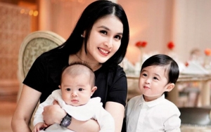 Sandra Dewi Terenyuh Lihat Kedua Putranya Rukun, Tulis Pesan Manis Ini