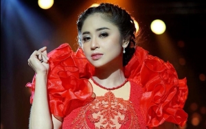 Dewi Persik Sewot hingga Sumpahi Netizen yang Tanya Alasan Tak Ajak Suami Foto Bareng