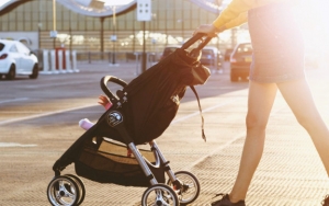 Letakkan Bayi di Stroller dan Pakaikan Face Shield