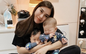 Cute Maksimal, Syahnaz Sadiqah Bagikan Potret Bayi Kembarnya Tidur Saling Peluk 'Kesayangan'