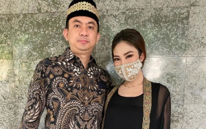 Ayu Dewi Pamer Momen Berendam Bareng Suami, Caption Singgung Wanita Nekat Jadi Perbincangan