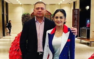 Video Krisdayanti Nangis-Nangis Dihibur Raul, Wajah Belang dan Suara Orang Sholat Disorot