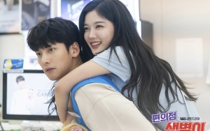 Ji Chang Wook Antusias Latihan Syuting Lorot Celana di Depan Kim Yoo Jung 'Backstreet Rookie'