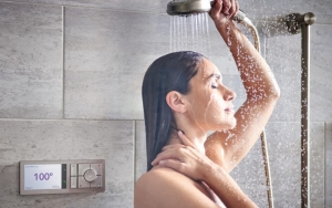 Mandi dengan Shower Panas