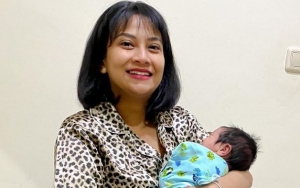 Vanessa Angel Asik Jemur Baby Gala Sky, Cara Gendong Diprotes Netizen Tak Benar