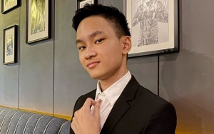 Azka Corbuzier Makin Ganteng Pakai Jas, Gelas Berisi Minuman Disorot