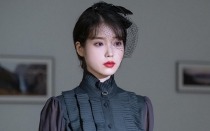 Foto-Foto IU Saat Endorse Tas Gucci Disorot, Netizen Malah Fokus ke Hal ini