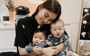 Syahnaz Sadiqah Pusing Lihat Bayi Kembarnya 'Tarung', Saling Jambak Hingga Tendang