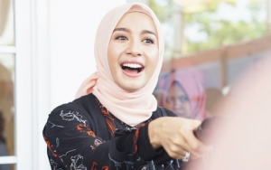 Laudya Cynthia Bella Sandarkan Kepala di Bahu Seorang Pria: Setelah Beberapa Bulan