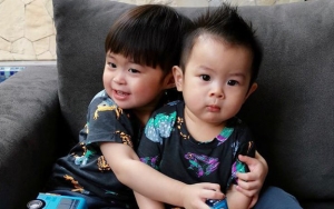 Mirip Iklan Shampo, Rambut Raphael dan Mikhael Moeis 'Berterbangan' di Foto Ini Bikin Gemes