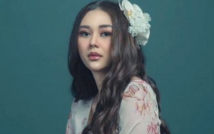Gaya Menantang Aura Kasih Foto Bareng Reptil, Pose Kadal Bikin Salah Fokus