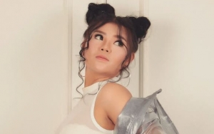 Rosa Meldianti Bagikan Potret Tampil Glamor, Bagian Leher Jadi Sorotan