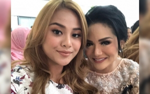 Kecantikan Krisdayanti Pakai Face Shield Terpampang Nyata, Foto Rambut Terurai Mirip Aurel?
