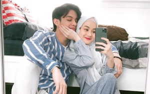 Cuek Dikritik Usai Komen di Postingan Rizky Billar, Dinda Hauw Pamer Kemesraan Bareng Suami