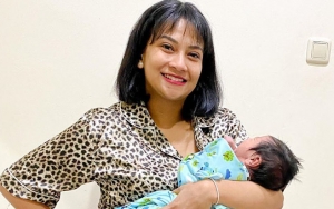 Vanessa Angel Semringah Bertukar Pandang Dengan Sang Bayi, Kaki Dibungkus Plastik Justru Curi Fokus
