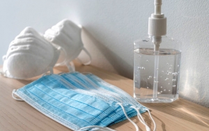 Bawa Selalu Hand Sanitizer, Tisu Basah dan Masker Cadangan