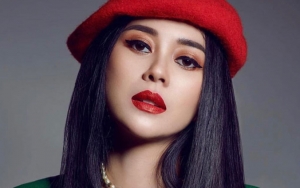 Aura Kasih Berkebaya Bareng Seekor Ular, Bikin Salfok Malah Dikira Tipuan Photoshop 