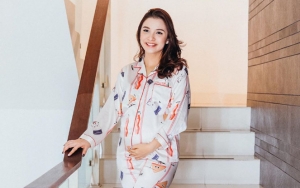 Chelsea Olivia Seksi Pakai Celana Jeans di Foto Maternity, Aura Glowing Dipuji Habis-Habisan