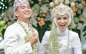 Wajah Rizki DA Sembab Ngeluh Pusing, Nadya Istri Cantik Malah Narsis di Masjid?