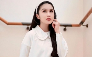 Sandra Dewi Cantik Bergaun Putih Pamer Perut Buncit, Isi Lagi?