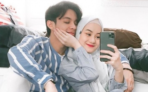 Tidur di Pangkuan Dinda Hauw, Rey Pamer Muka Bantal Mirip V BTS Bikin Gemes