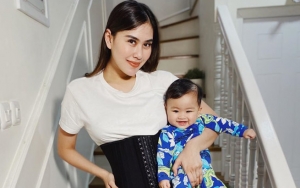 Anak Pantai Banget, Zayn Putra Syahnaz Sadiqah Pose Selonjoran Pakai Swimsuit