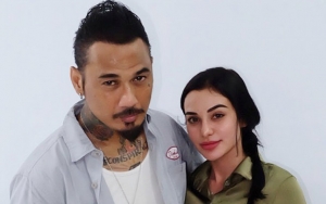 Beredar Foto Jerinx SID Pakai Peci dan Bawa Al Quran, Nora Alexandra Beber Agama Sang Suami