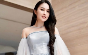 Potret Lawas Sandra Dewi Disebut Mirip Queen Elsa, Seluruh Badan Serba Putih