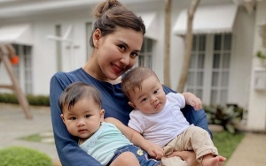 Kelamaan Diajak Syuting, Bayi Syahnaz Sadiqah Pasang Muka Pasrah Sampai Nekat 'Nyemil' Kursi