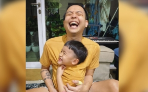 Ngobrol Soal Film, Ernest Prakasa Dibuat Tak Berkutik dengan Pertanyaan Sang Putra