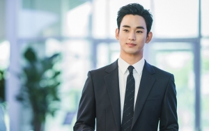 Kim Soo Hyun Dijuluki Ganteng Bego Usai Beri Jawaban di Jumpa Pers 'It's Okay To Not Be Okay' 