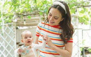 Masih Umur 6 Bulan, Putri Shandy Aulia Sudah Bisa Berdiri Sendiri Bikin Netizen Kagum 