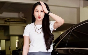 Sandra Dewi Cantik Bergaya Bak ABG Pakai Rok Mini, Kaki Jenjang Mulus Jadi Sorotan