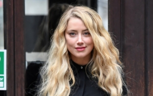 Amber Heard Jawab Kecaman Soal Pakai Baju Seksi dan Menerawang Saat Kunjungi Masjid di Turki