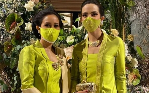 Nia Ramadhani Selfie Melet di Pernikahan Adik Ipar, Kebaya-Jarik 'Kurang Bahan' Disorot