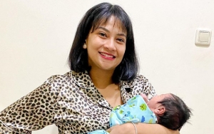 Vanessa Angel Asik Mandikan Baby Gala Sambil Joget, Emoji Pisang Goyang Jadi Sorotan