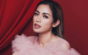 Asik Duduk di Tepi Kolam Renang, Jessica Iskandar Dapat Kecupan Manis dari Sosok Ini