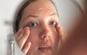 Oleskan Serum dan Pelembab