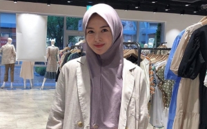 Ibunda Ayana Moon Berhijab dan Pergi Ke Masjid, Bakal Mualaf?