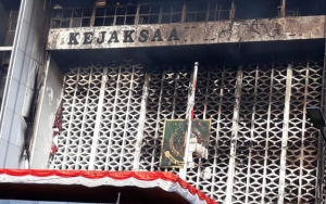 Polisi Angkut Abu dan Arang Gedung Kejagung RI