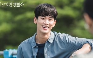 Pose Seksi Kim Soo Hyun di Lokasi Syuting 'It's Okay to Not Be Okay' Jadi Perbincangan
