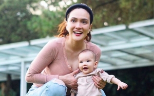 Gemes Banget, Shandy Aulia Ajak Sang Putri Berenang Pakai Outfit Couple