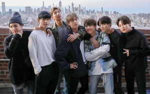Gaya Santuy BTS Pulang Kerja Jadi Bahan Gosip, RM Paling Disorot