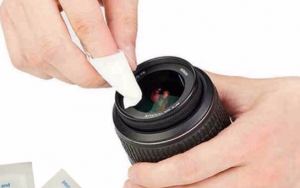 Bersihkan dengan Tisu Pembersih Lensa
