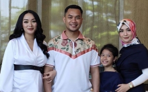 Zaskia Gotik 'Bumil Seksi' Pamer Rok Terawang, Gaya Eks Istri Sirajuddin Tutup Aurat Disanjung