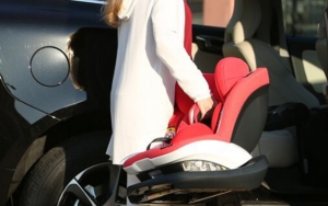 Tidak Menggunakan Baby Car Seat Saat Membawanya Bepergian