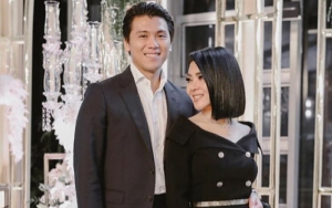 Malam Minggu Syahrini Cuma Uyel-uyelan di Kasur Bareng Suami, Kaki Mulus Reino Barack Curi Perhatian