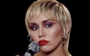 MTV VMA 2020: Miley Cyrus Melet Pamer Daleman-Dress Terawang, Aksi Gelantungan Bikin Heboh