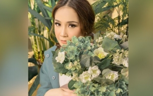 Nagita 'Song Hye Kyo Indonesia' Pose Merem Cantik, Anting 'Alpukat' 50 Ribuan Jadi Tren Baru?